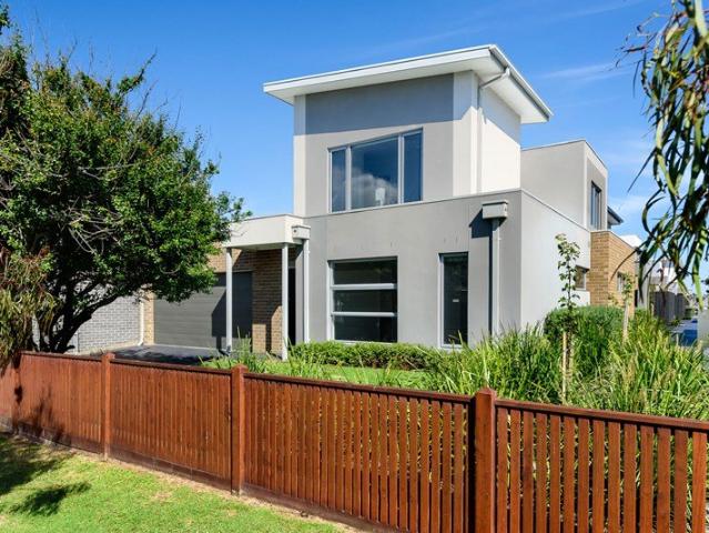 Townhouse for sale in Safety Beach, Melbourne