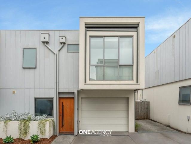 Townhouse for sale in Edithvale
