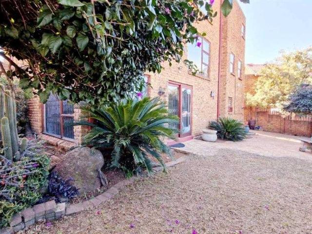 Townhouse for sale in Johannesburg, South & Alberton