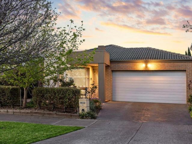 House for sale in Taylors Hill, Melbourne