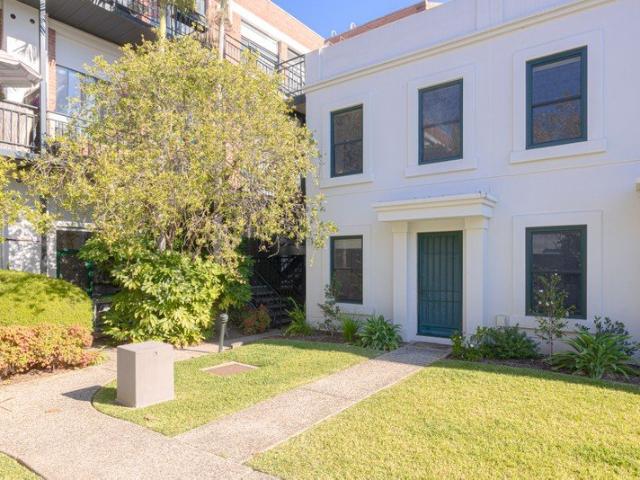 Townhouse for rent in Carlton North, Melbourne