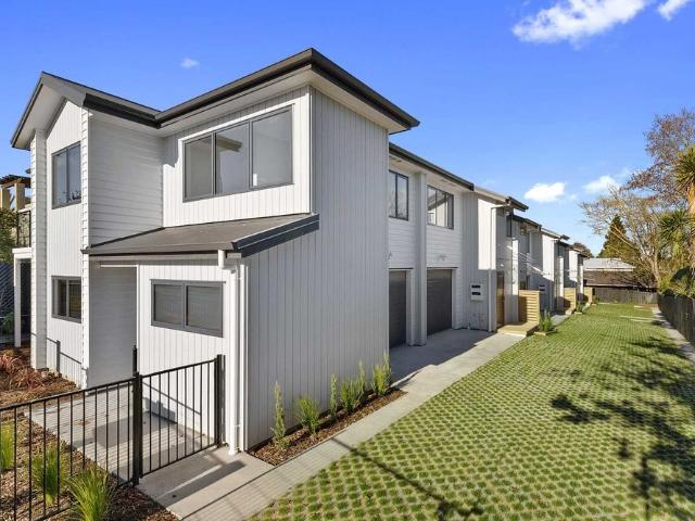 Townhouse for rent in Hamilton Central, Hamilton City