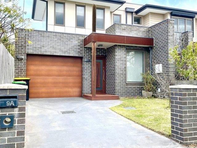 Townhouse for rent in Cheltenham, Melbourne