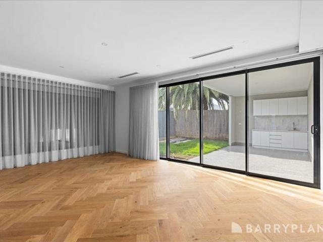 Townhouse for rent in Oak Park, Melbourne