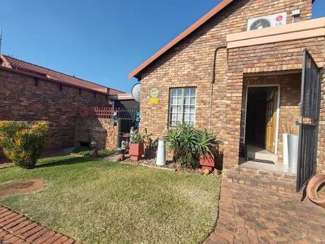 Townhouse for sale in Waterkloof, Gauteng