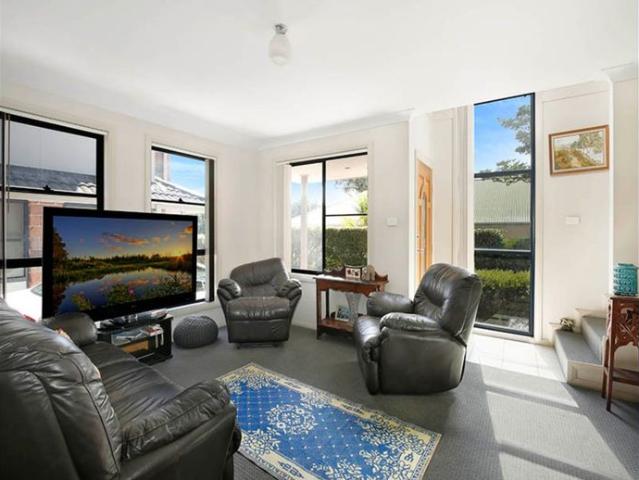 Townhouse for rent in Wollongong West, New South Wales