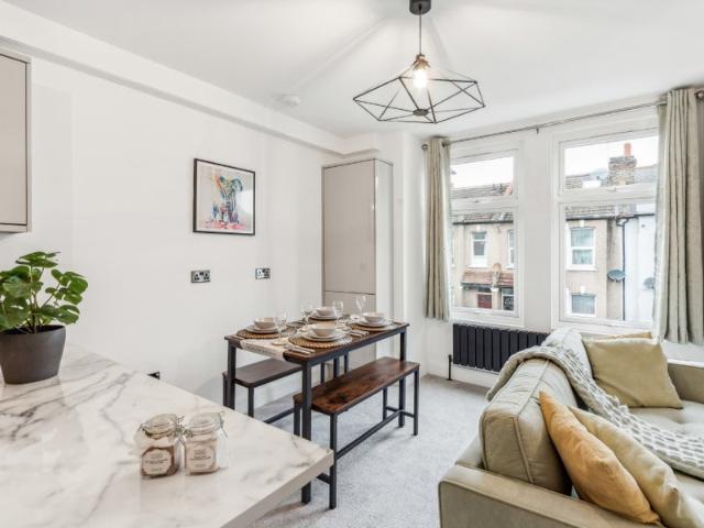 Apartment for rent in Summerstown, Greater London