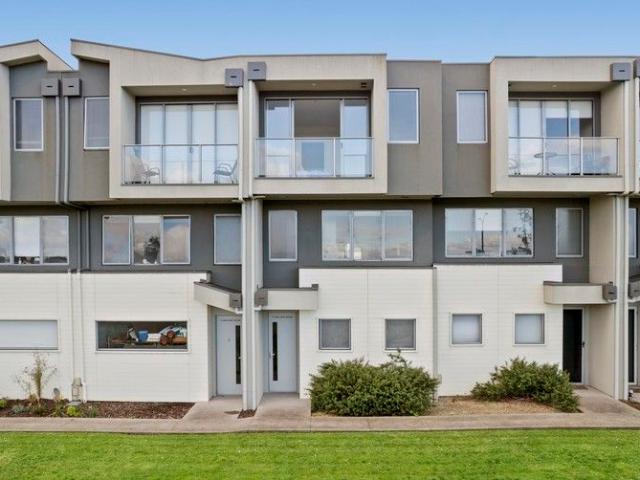 Townhouse for sale in Officer