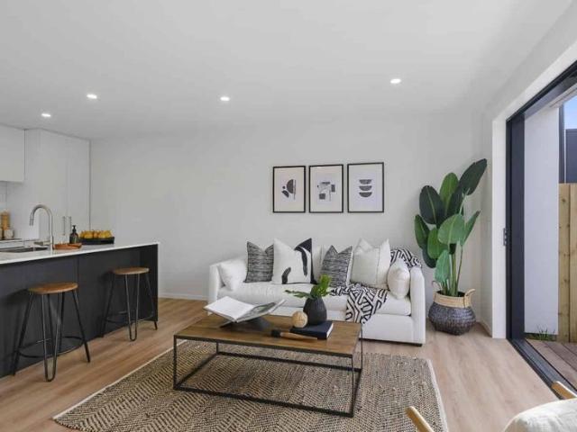 Townhouse for rent in Chaslands, Canterbury