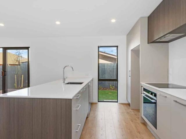 Townhouse for rent in Chaslands, Canterbury