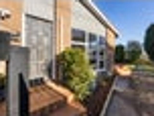 Townhouse for sale in Chaslands, Canterbury