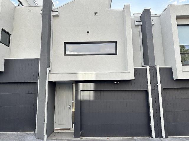 Townhouse for rent in Millers Row, Melbourne