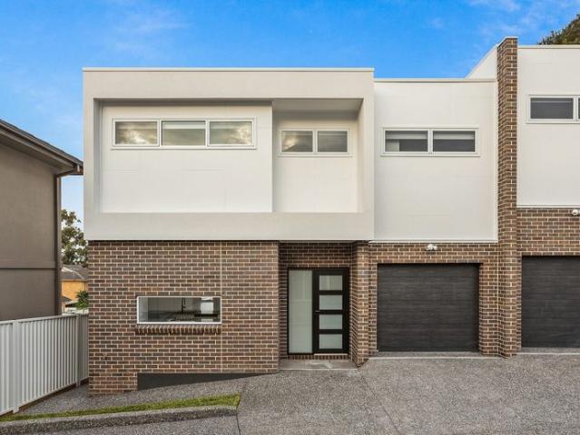 Townhouse for rent in Wollongong West, New South Wales