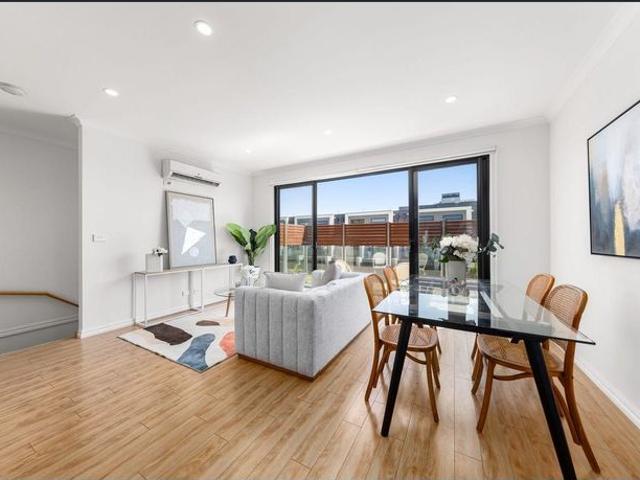 Townhouse for rent in Burwood, Melbourne