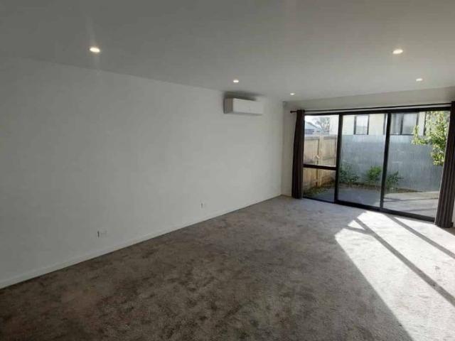 Townhouse for rent in Chaslands, Canterbury