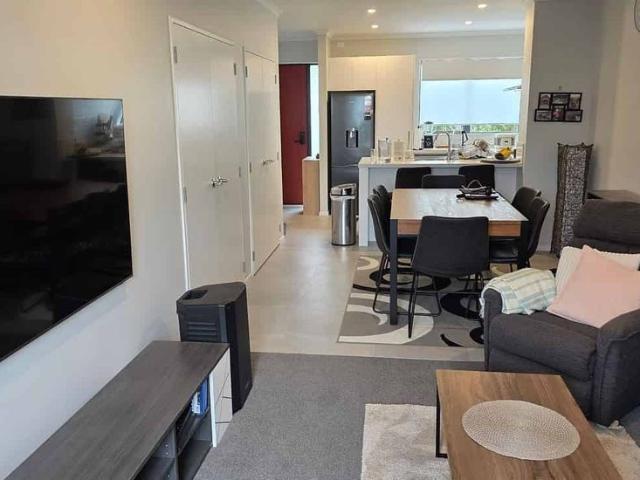 Townhouse for rent in Paremoremo, Oroua County