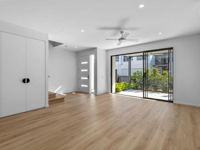 Townhouse for rent in Hope Island, Gold Coast City