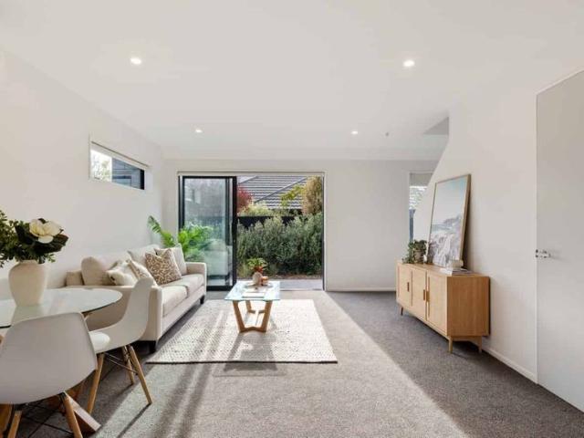 Townhouse for rent in Chaslands, Canterbury