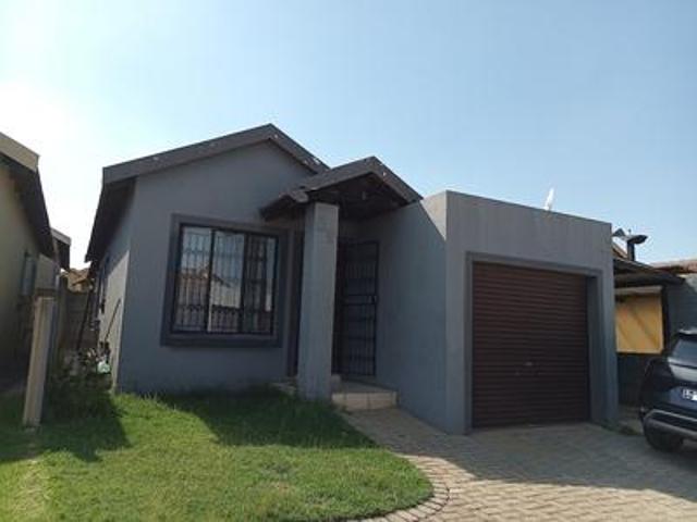 Townhouse for sale in Mohlakeng, Gauteng