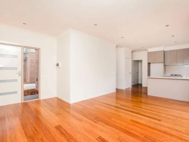 Townhouse for rent in Sunshine North, Melbourne