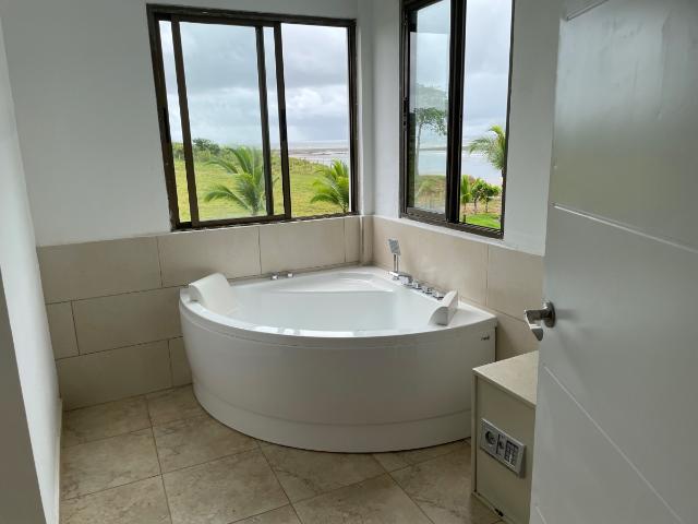 Su casa de playa de lujo en un terreno generoso