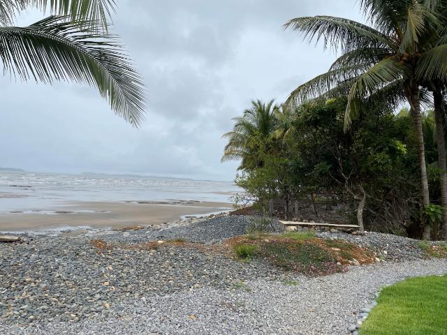 Su casa de playa de lujo en un terreno generoso