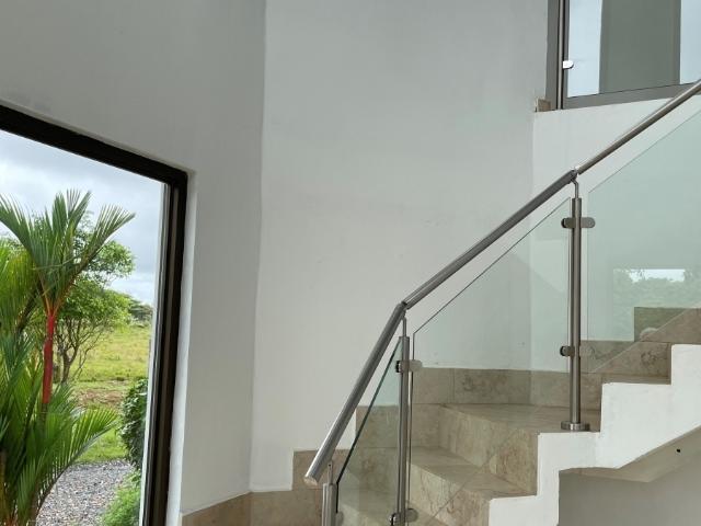 Su casa de playa de lujo en un terreno generoso