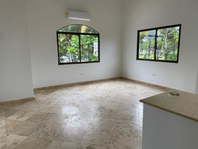 Su casa de playa de lujo en un terreno generoso