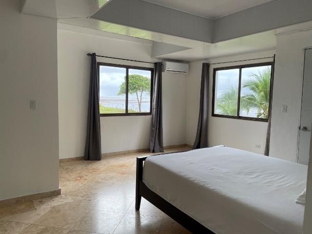 Su casa de playa de lujo en un terreno generoso