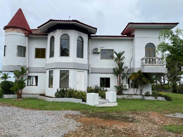 Su casa de playa de lujo en un terreno generoso