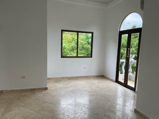 Su casa de playa de lujo en un terreno generoso