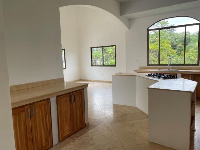 Su casa de playa de lujo en un terreno generoso