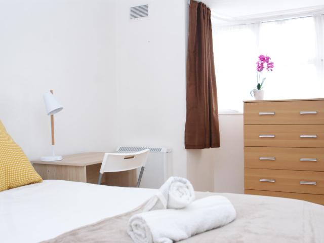 Room for rent in London Borough of Ealing, Cat Hill