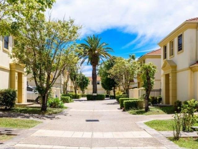 Townhouse for sale in Ashmore City Townhouse for sale in Ashmore City