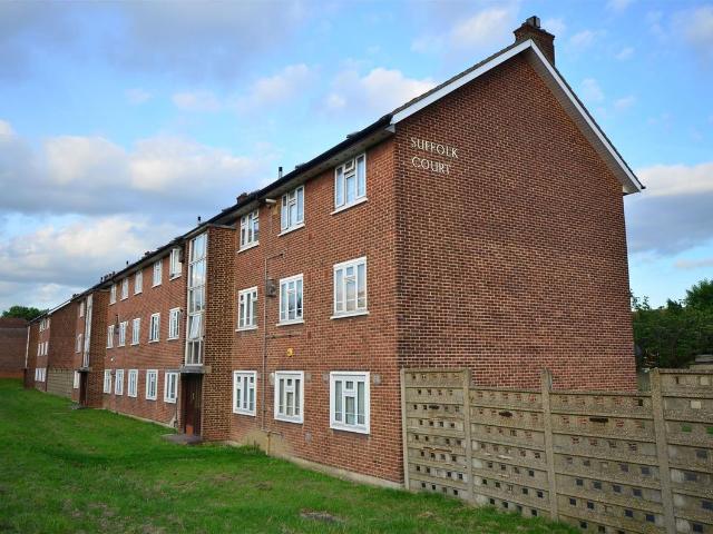 Apartment for rent in Newbury Park, Greater London