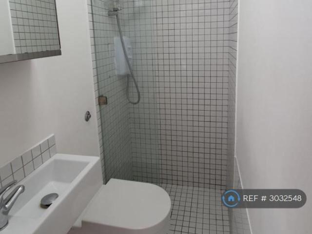 Apartment for rent in Blackhills, Surrey