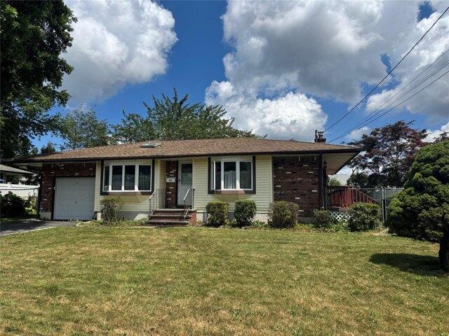 House for sale in Commack