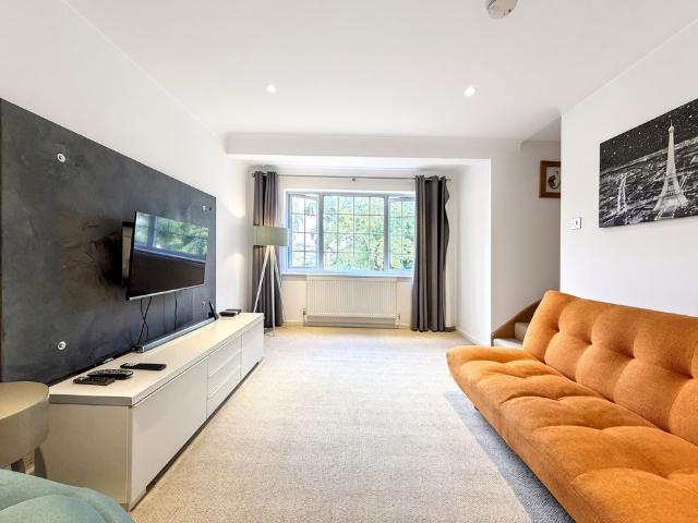 Apartment for rent in Blackhills, Surrey