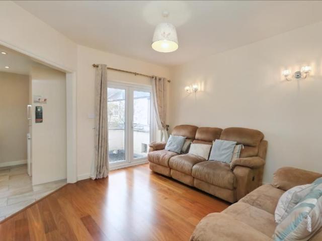 Apartment for rent in Blackhills, Surrey