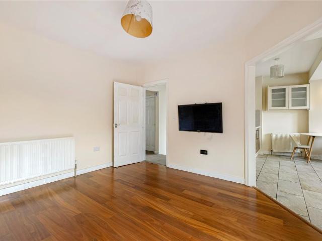 Apartment for rent in Blackhills, Surrey