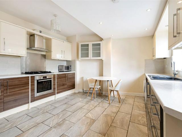 Apartment for rent in Blackhills, Surrey