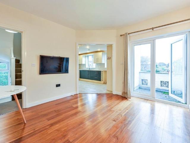 Apartment for rent in Blackhills, Surrey