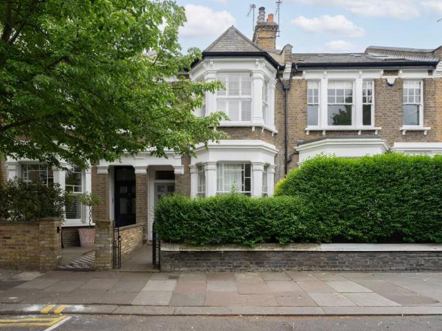 House for rent in Queen's Park, Greater London