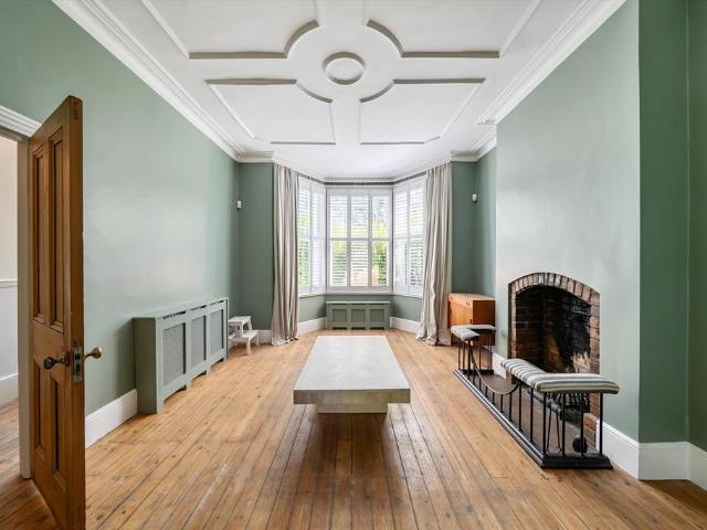 House for rent in Queen's Park, Greater London
