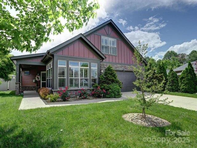 House for sale in Flat Rock