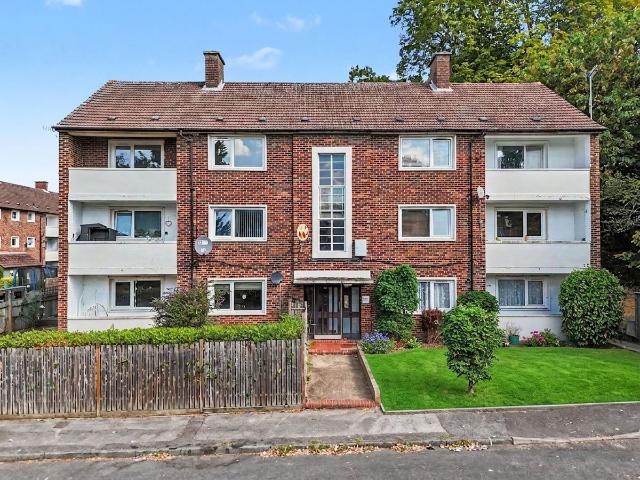 Apartment for rent in Blackhills, Surrey