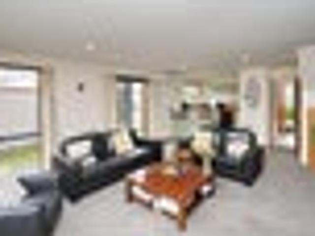 Townhouse for rent in Chaslands, Canterbury