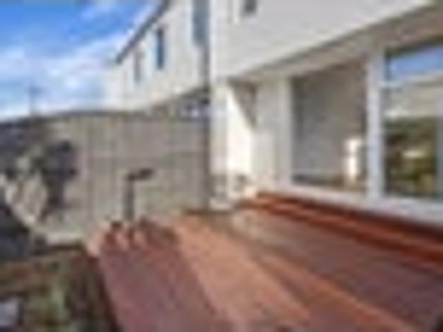 Townhouse for sale in Chaslands, Canterbury