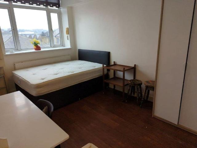 Studio for rent in West Yorkshire