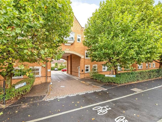Apartment for rent in Lower Halliford, Surrey